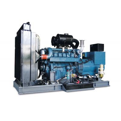 700kw科曼柴油發(fā)電機(jī)組-科曼12缸柴油機(jī)12KMV-825柴油發(fā)電機(jī)組,缸徑/行程：128/142mm,柴油發(fā)電機(jī)組水冷發(fā)動(dòng)機(jī)功率725KW,柴油發(fā)電機(jī)組配套馬拉松斯坦福發(fā)電機(jī)。廠價(jià)直銷(xiāo)歡迎選購(gòu)：13773399855。